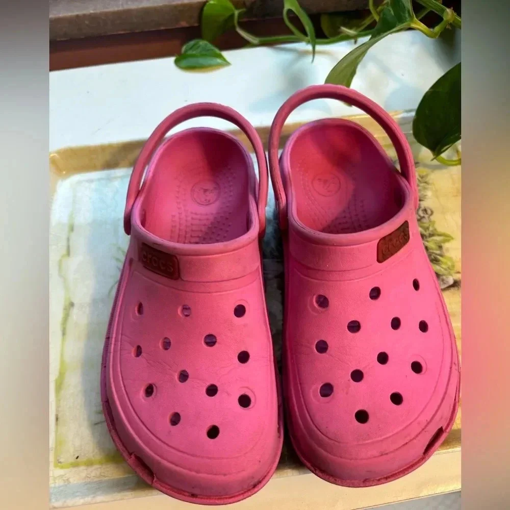 Pink crocs J1